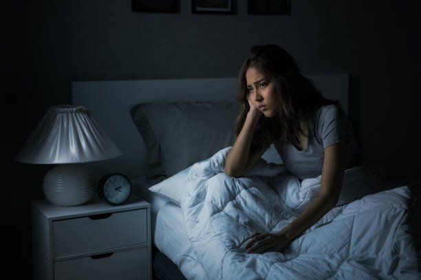 Mulher com insônia e dificuldade para dormir à noite